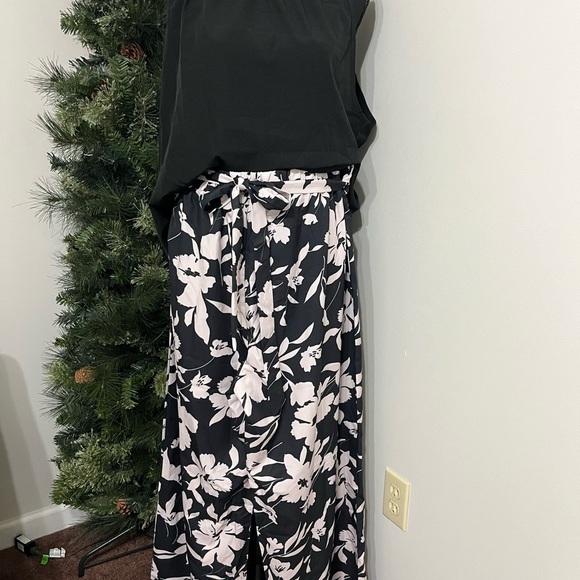 NWT 2 pc pants suit Floral Set Black and White Women's Pants with Black Top - Picture 2 of 7